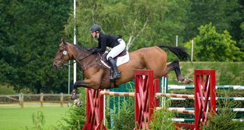Holly Smith bounces back from break to win at Hickstead  